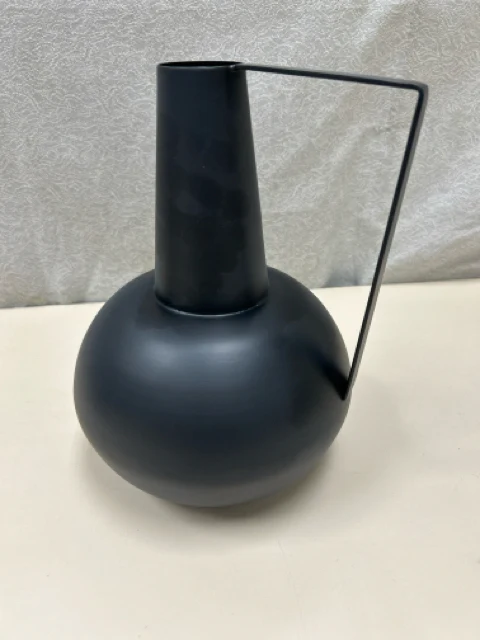 ALETA BLACK METAL VASE