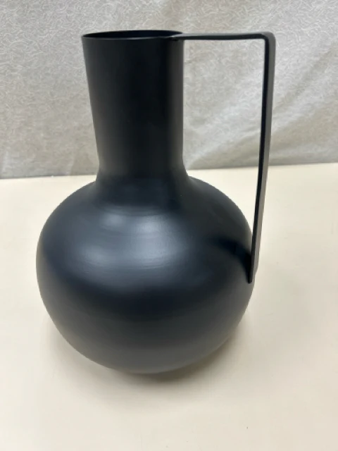 ALETA BLACK METAL VASE