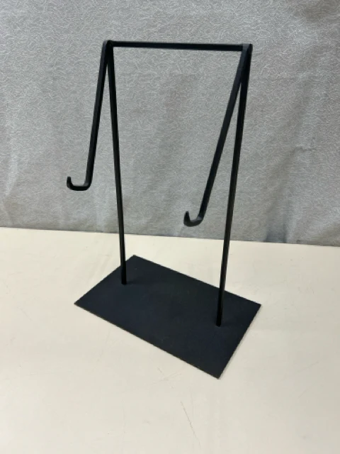 BLACK METAL EASEL