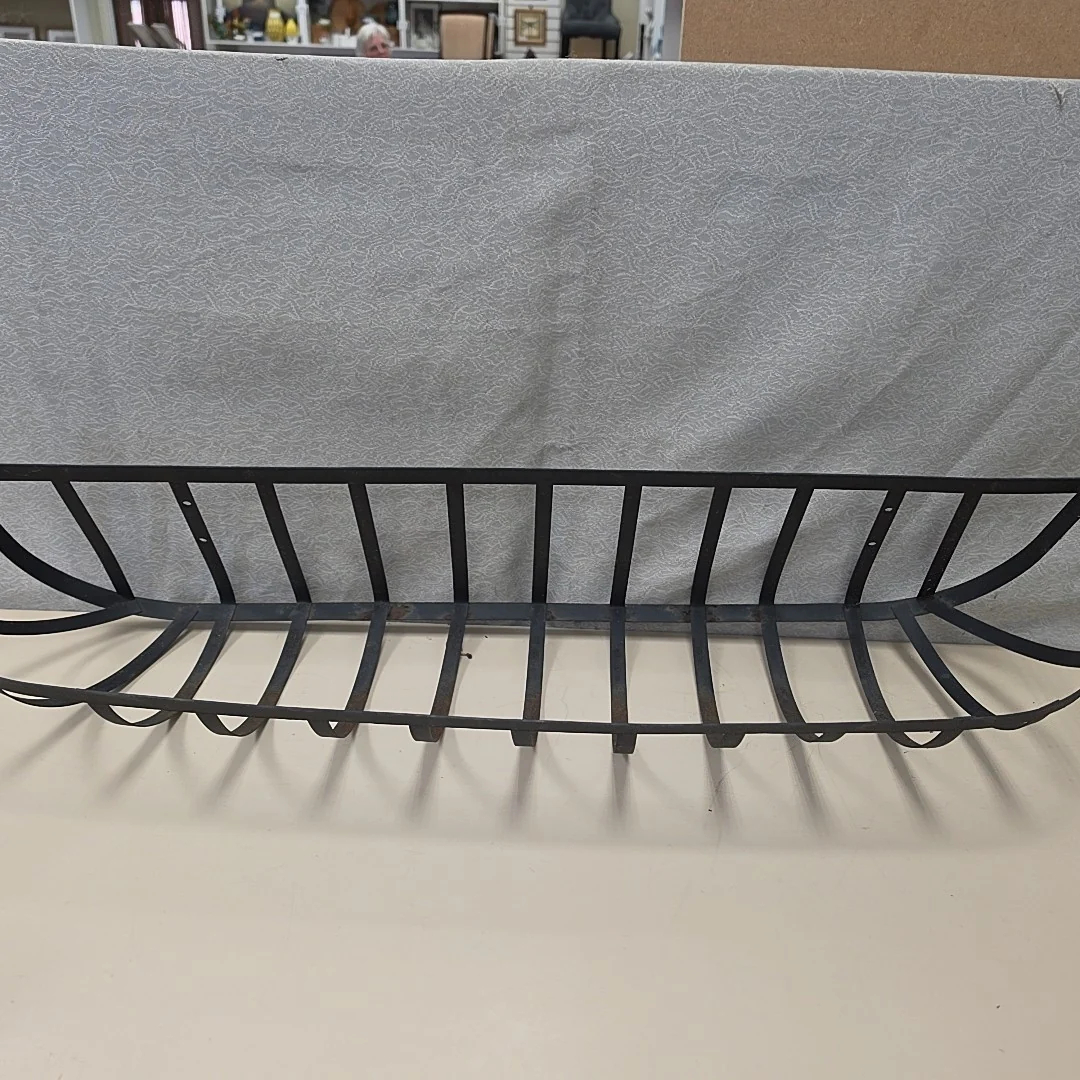 BLACK METAL HANGING PLANT HOLDER