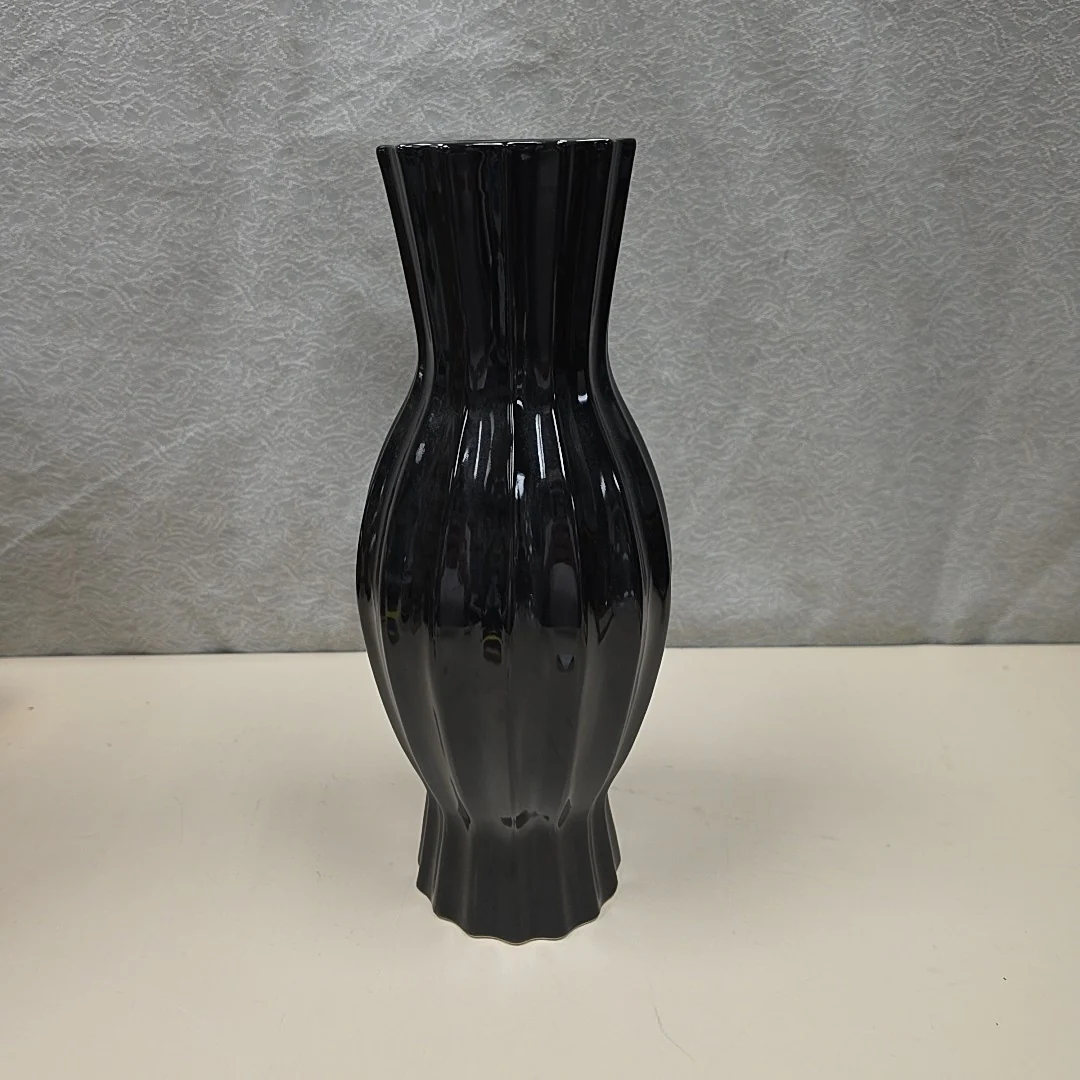 BLACK RIBBED VASE