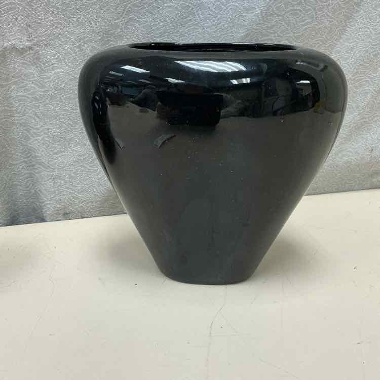 BLACK V SHAPED VASE