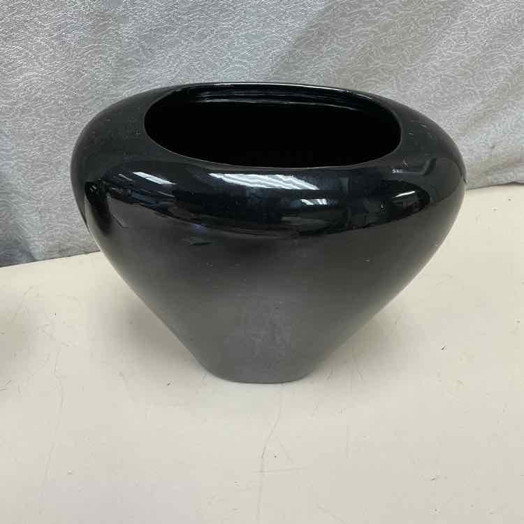 BLACK V SHAPED VASE - Image 2