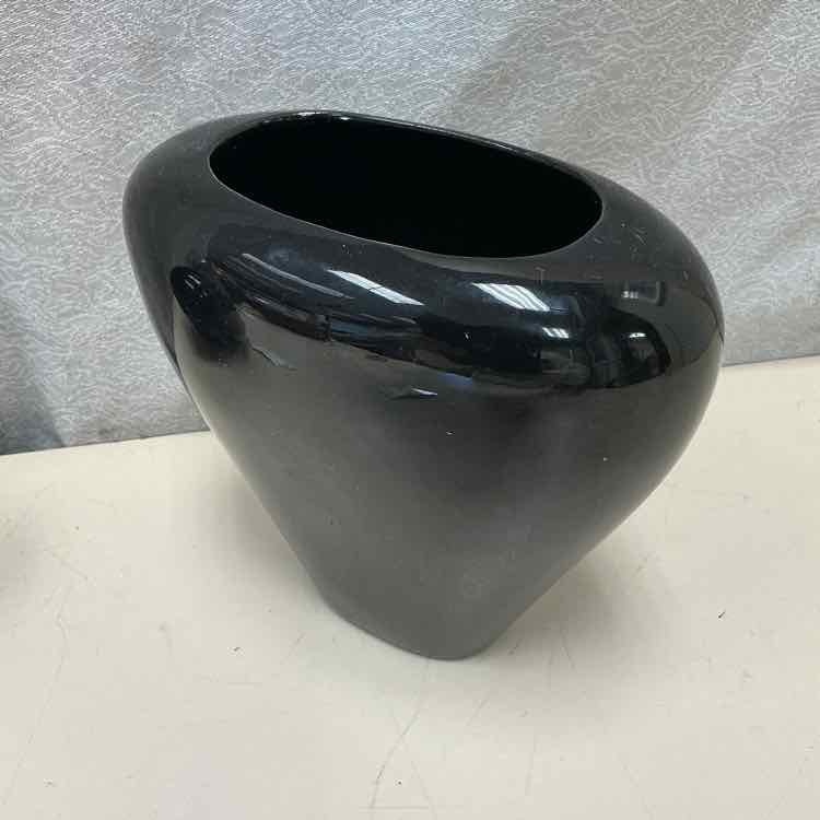BLACK V SHAPED VASE - Image 3