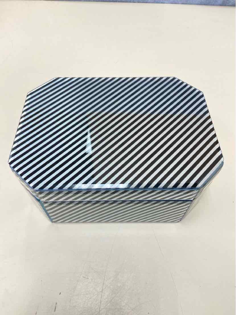BLACK WHITE GLASS BOX