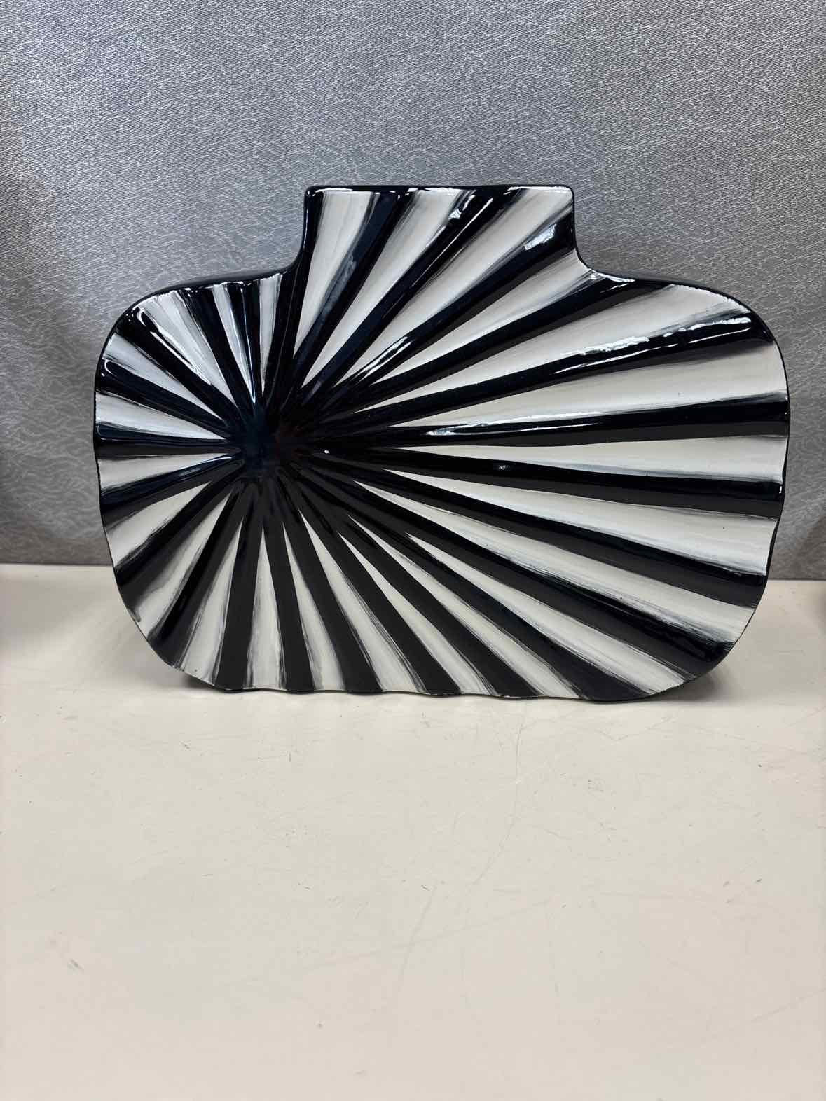 BLACK WHITE SUN BURST VASE