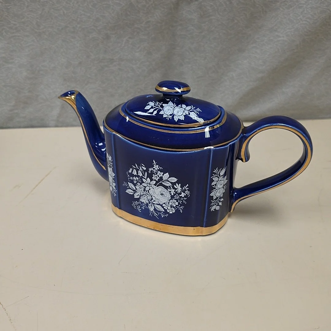 BLUE/WHITE FLOWER TEA POT