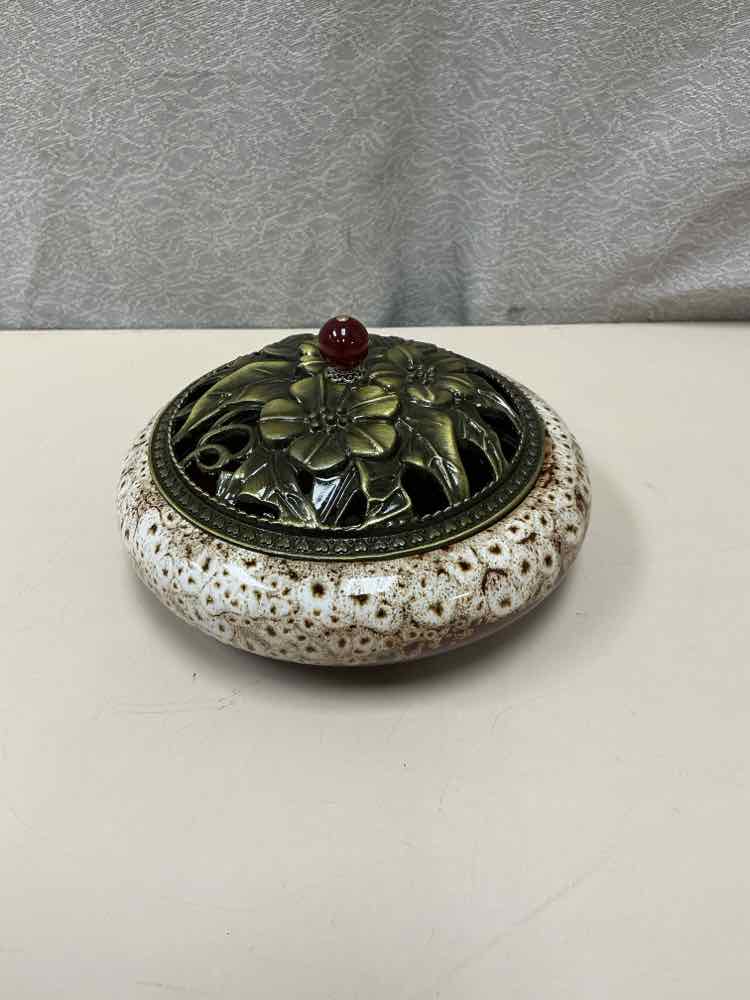 BROWN/WHITE BOWL W/METAL LID