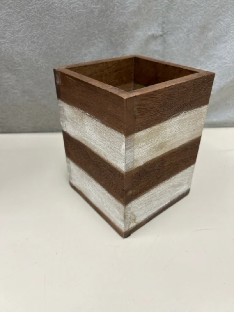 BROWN WHITE PLANTER BOX