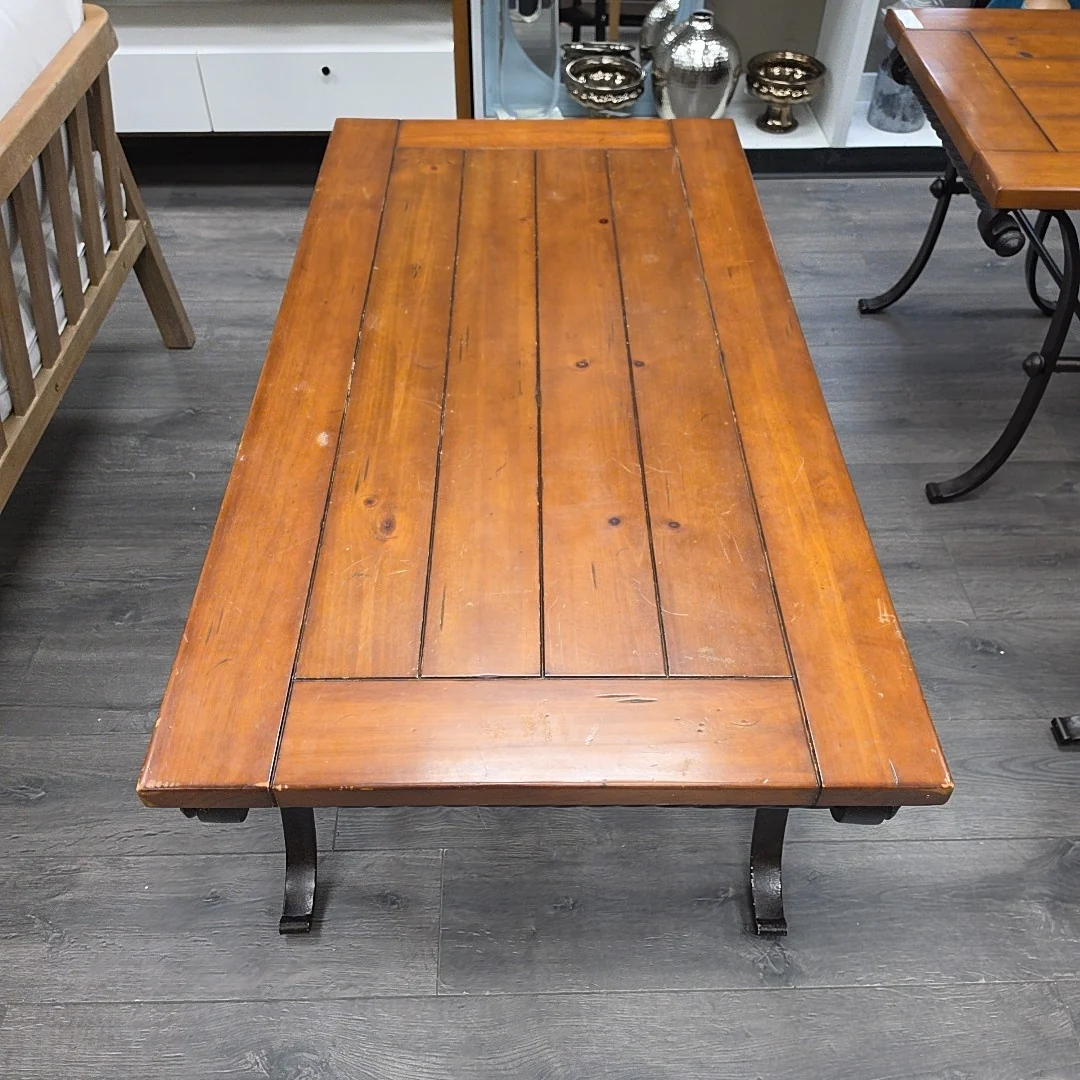BROWN WOOD/METAL COFFEE TABLE