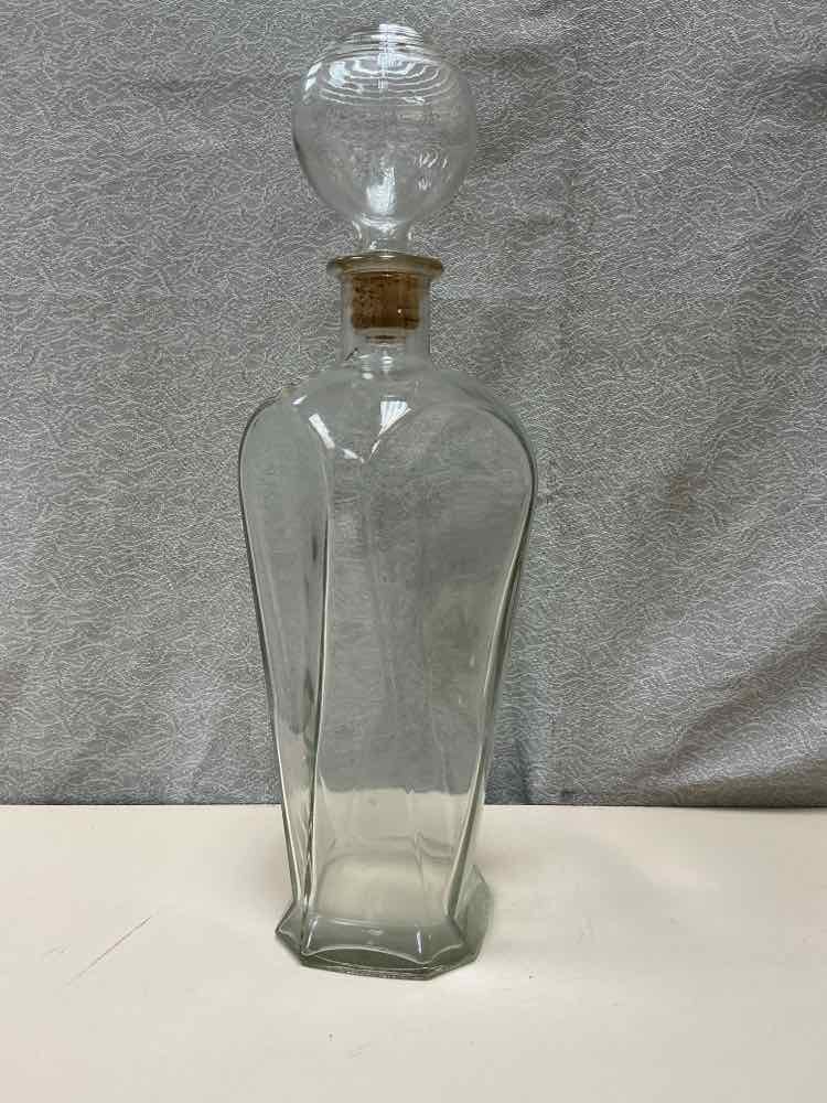 CLEAR GLASS DECANTER W/STOPPER