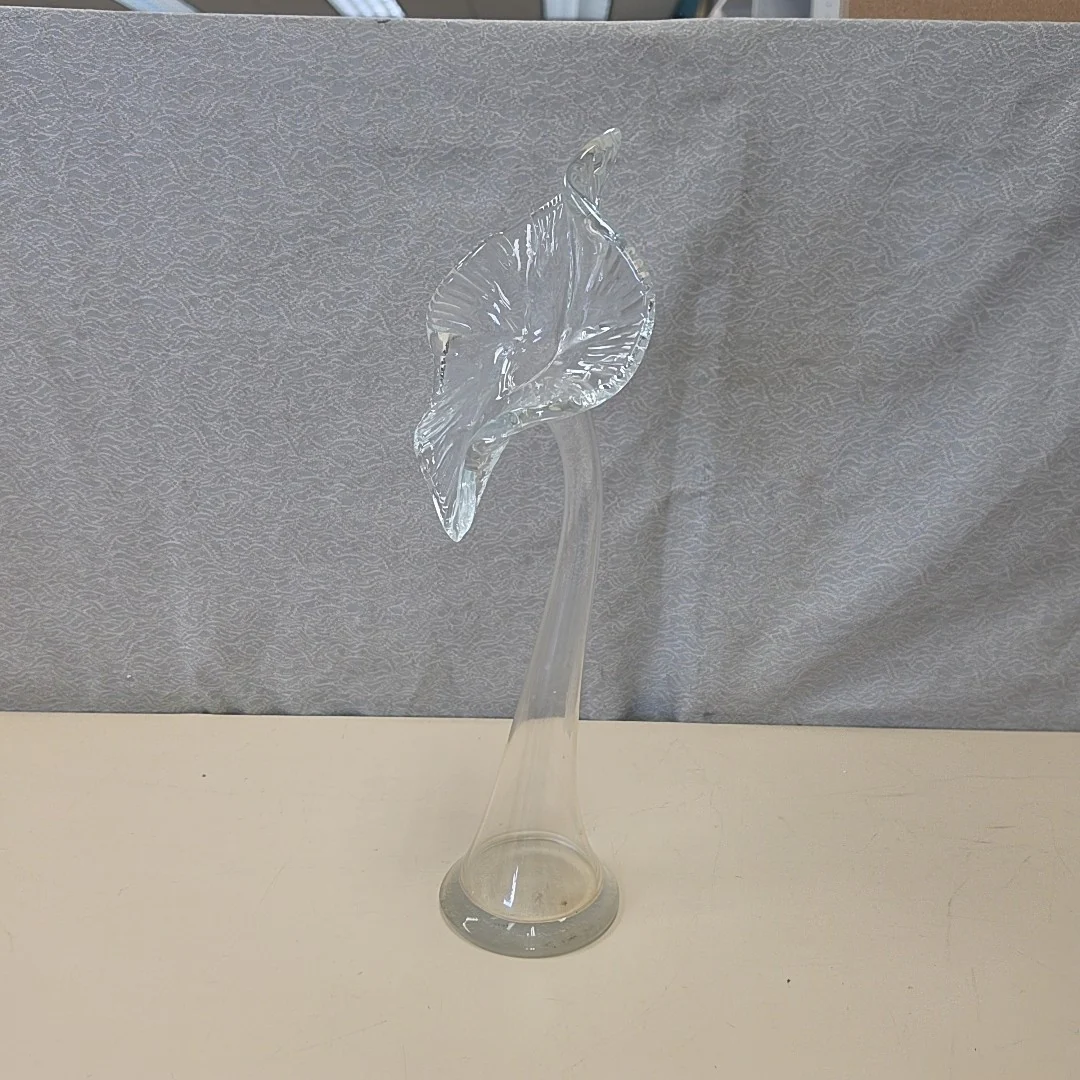 CLEAR GLASS FLOWER VASE