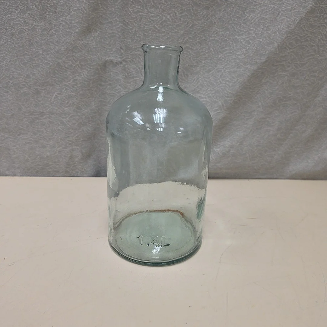 CLEAR GLASS JUG