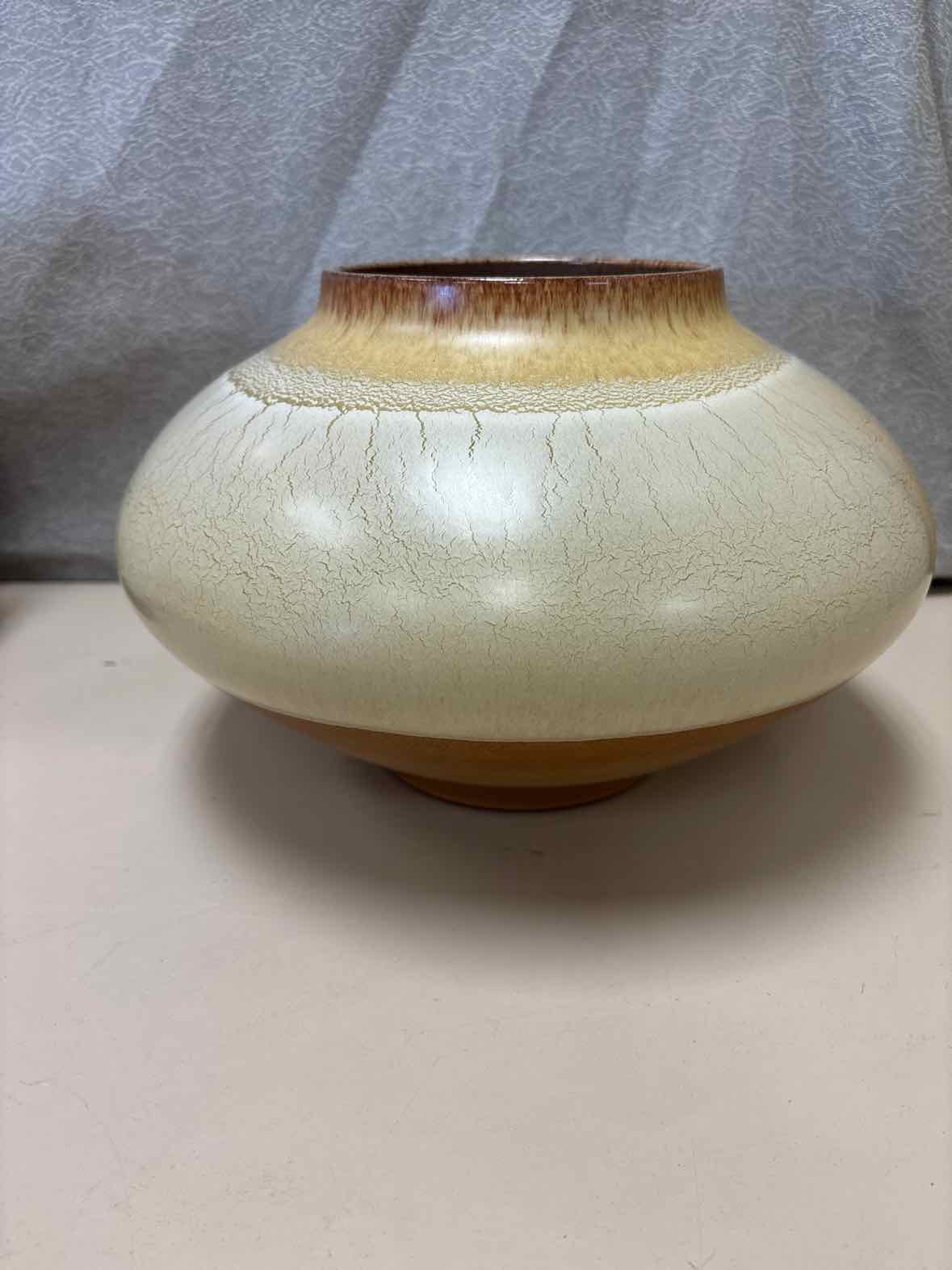 CREAM GOLD VASE