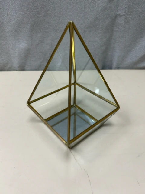 GOLD GLASS DIAMOND SHAPE STAND