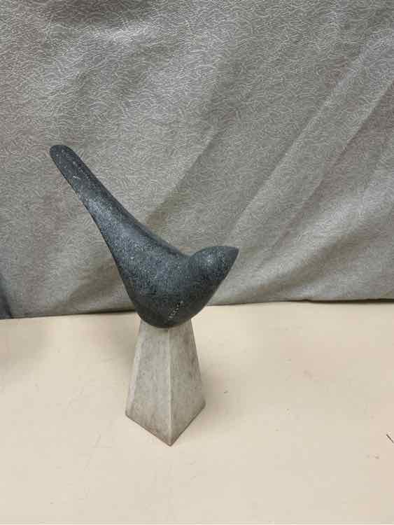 GRAY RESIN BIRD STATUE - Image 3