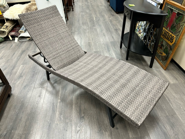 GREY RESIN WEAVE LOUNGER