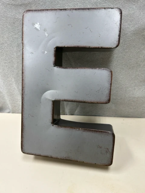 METAL E HANGING