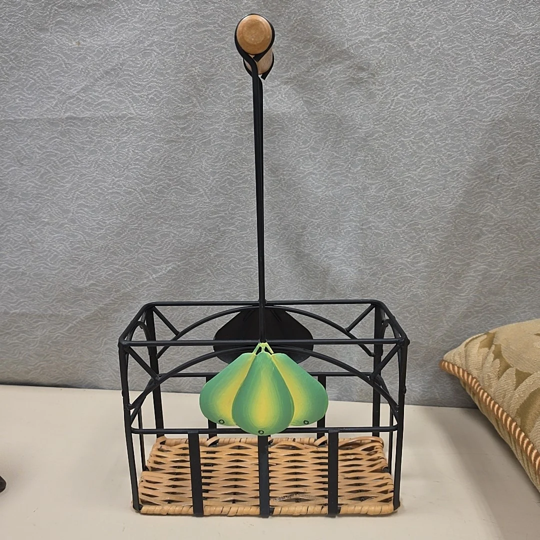 METAL/WICKER WINE HOLDER