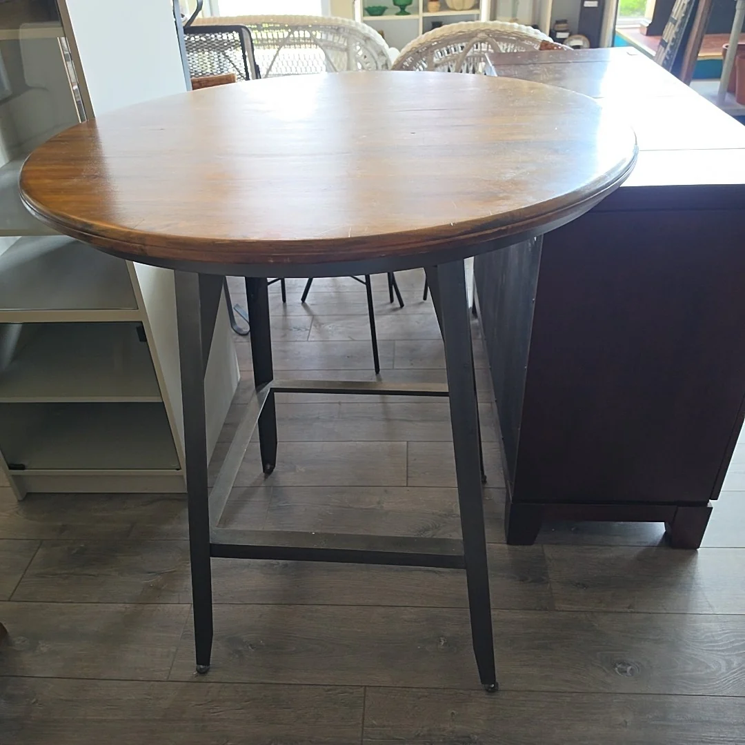 ROUND HI TOP TABLE