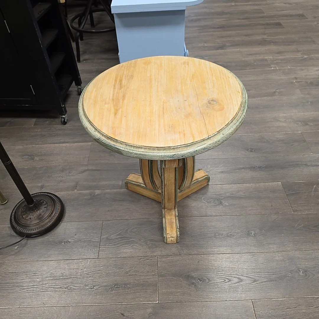 ROUND LIGHT WOOD SIDE TABLE