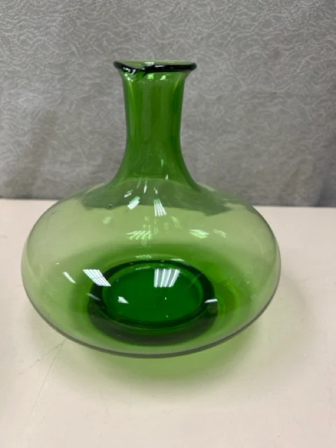 SHORT WIDE GREEN GLASS VASE