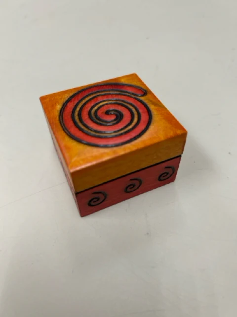 SM WOODEN RED SWIRL BOX