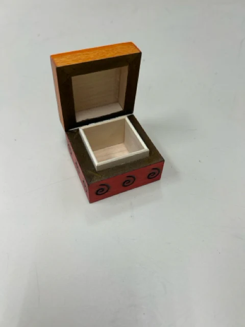 SM WOODEN RED SWIRL BOX - Image 2