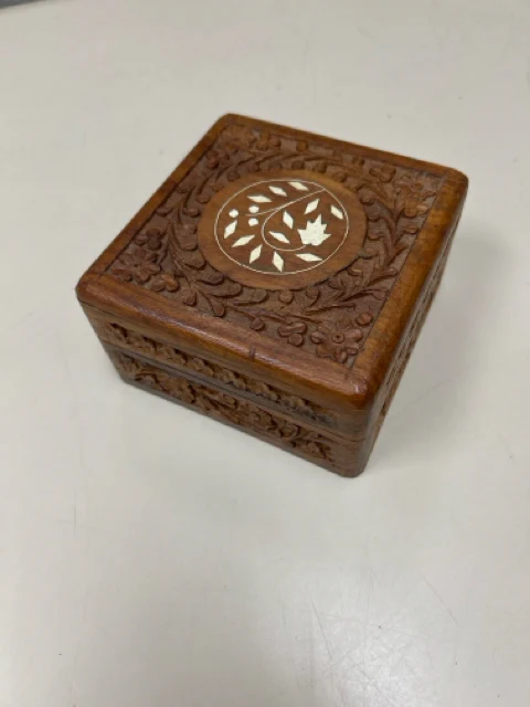 SQUARE WOODEN BOX