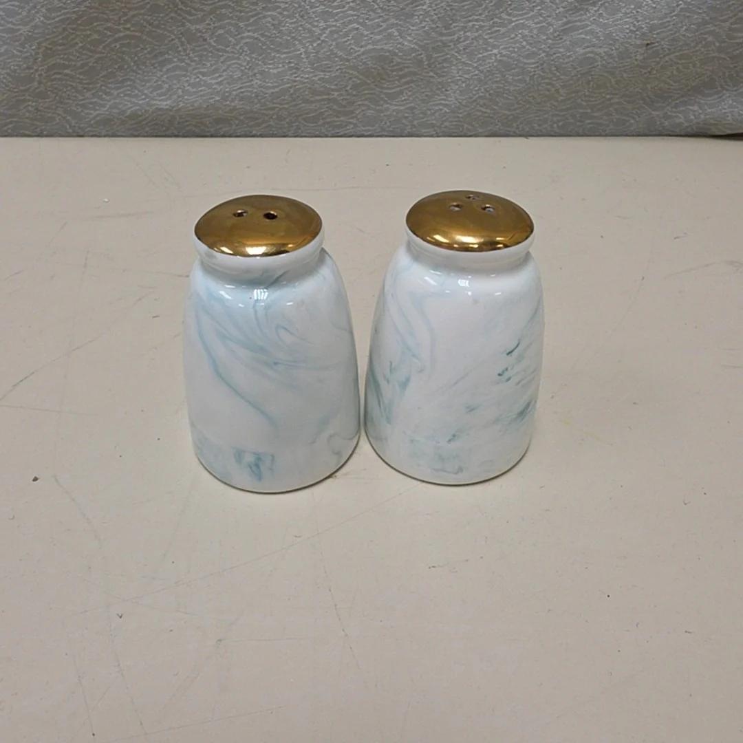 VINTAGE G/W CERAMIC S/P SHAKERS