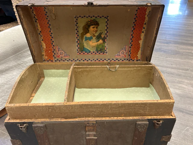 VINTAGE TRUNK W/DIVIDER - Image 3