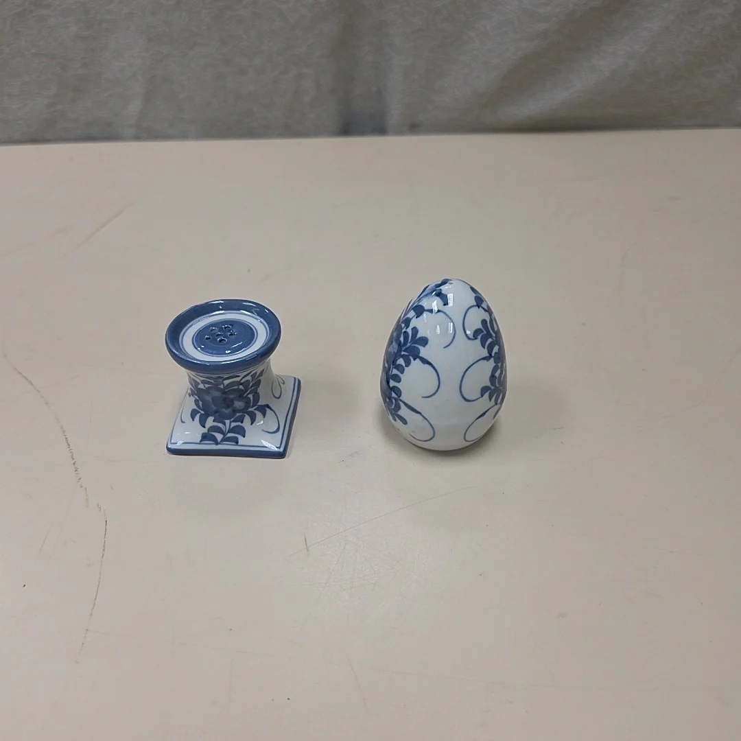 W/B Porcelain EGG S/P SHAKERS