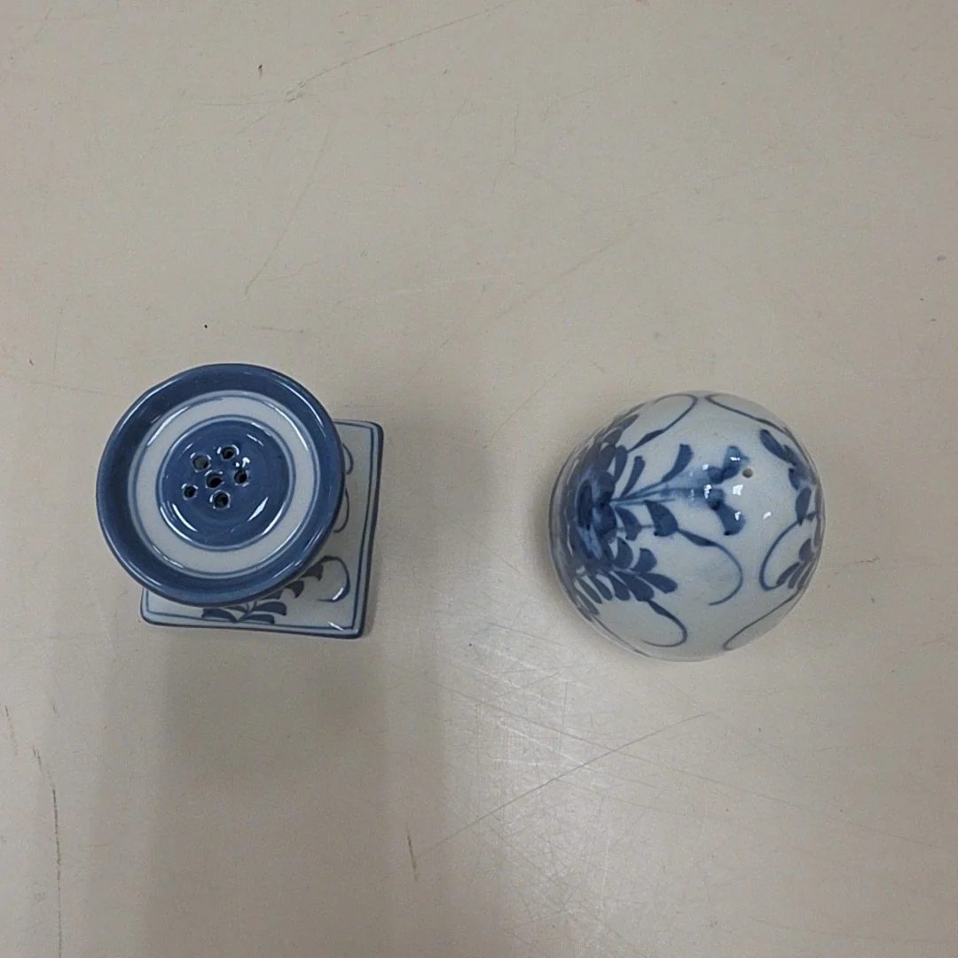 W/B Porcelain EGG S/P SHAKERS - Image 2