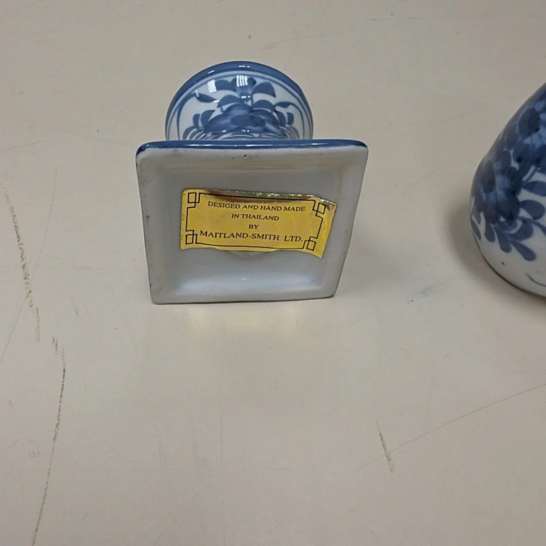 W/B Porcelain EGG S/P SHAKERS - Image 3