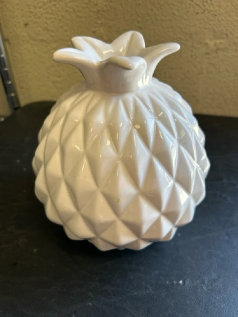 WHITE CERAMIC PINEAPPLE VASE