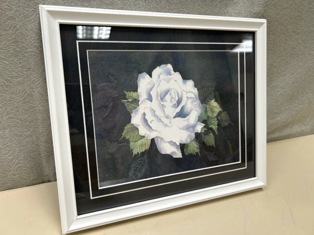 WHITE FLORAL W/BLACK PIC