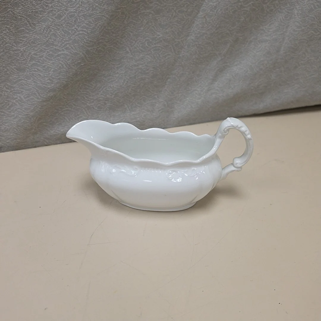 WHITE GRAVY BOAT