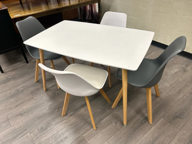 WHITE TABLE W/4 PLASTIC CHAIRS