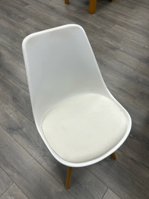 WHITE TABLE W/4 PLASTIC CHAIRS - Image 2