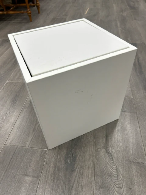 WHITE WOOD HINGE TOP CUBE