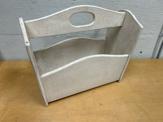 WHITE WOOD MAGAZINE RACK