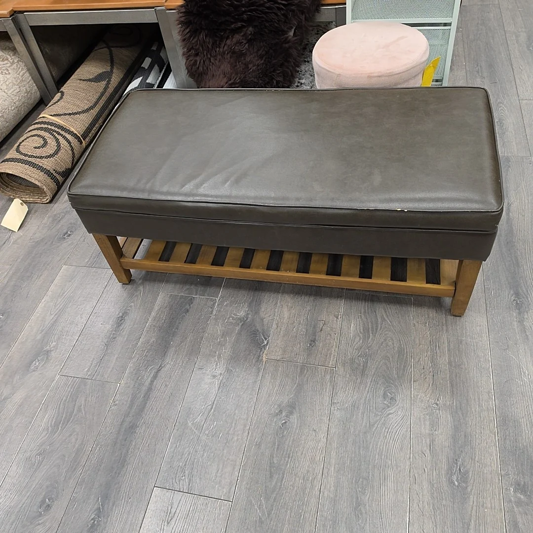 WOOD/FAUX LEATHER STORAGE BENCH